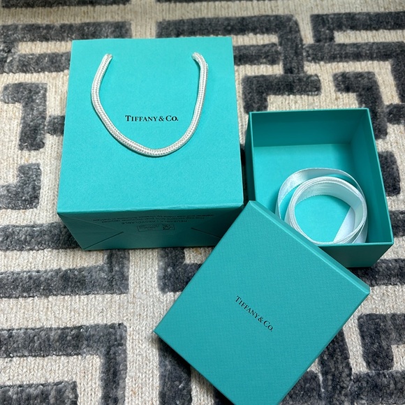 Tiffany gift bag and iconic blue box bundle. - Picture 2 of 2